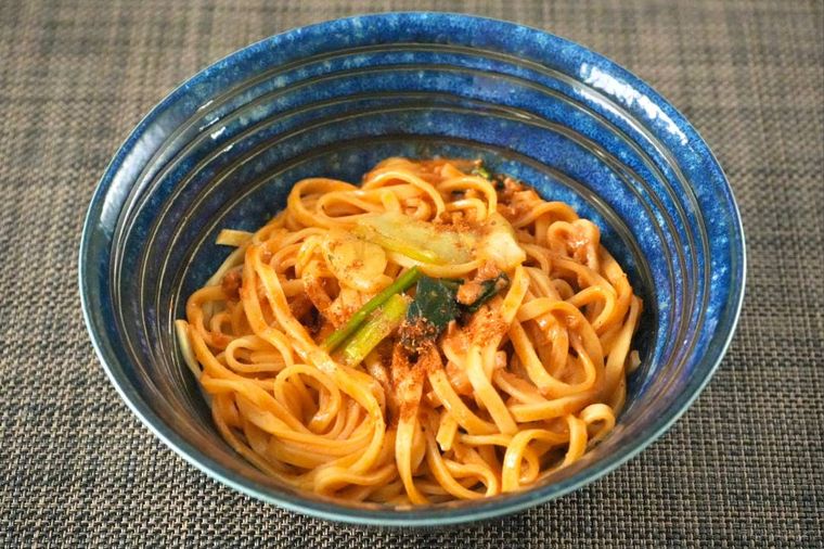 青い器に盛られた冷凍坦々麺