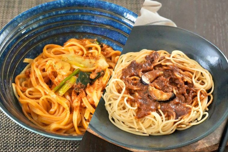 青い器に盛られた冷凍坦々麺と黒い器に盛られた冷凍ボロネーゼ