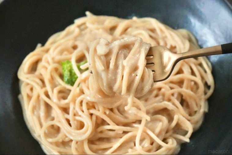 黒い器に盛られたシュクメルリ風の冷凍パスタ完成品