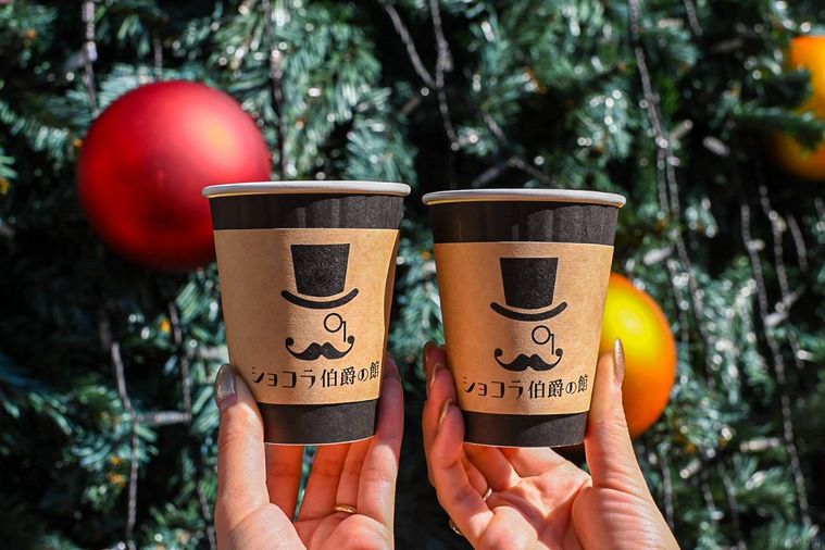 チョコレートドリンクのカップを持っているところ