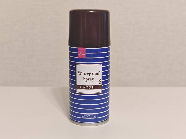 防水スプレーが机の上に置いてある