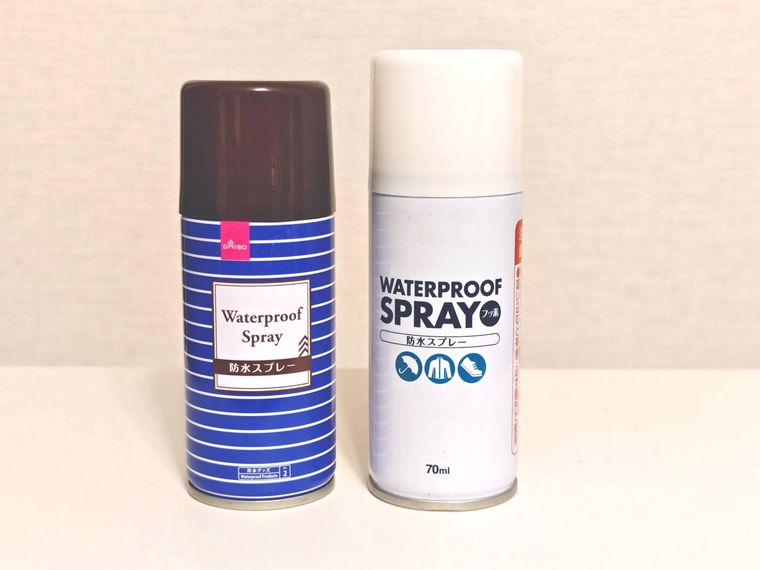 ダイソーの防水スプレー2種が机の上に置いてある