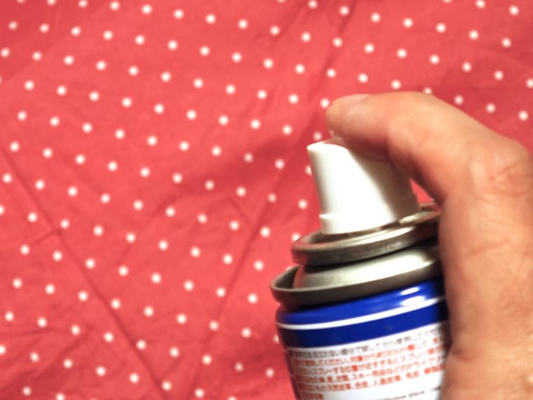 傘に防水スプレーをかけている様子