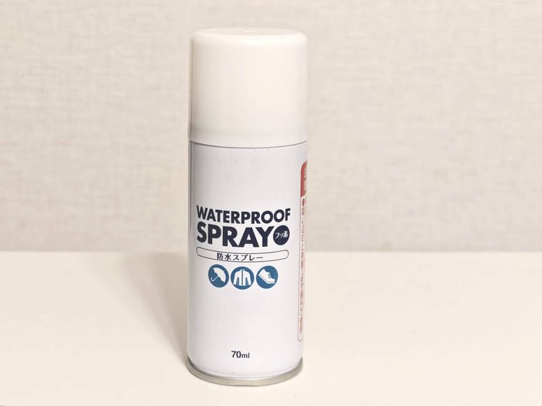 防水スプレーが机の上に置いてある