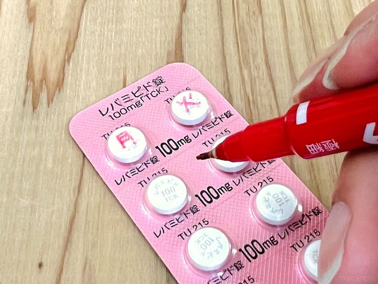 薬に曜日を書いている様子