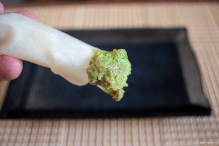 サトウ食品サトウの切り餅いっぽんにアボカドディップをつけた様子