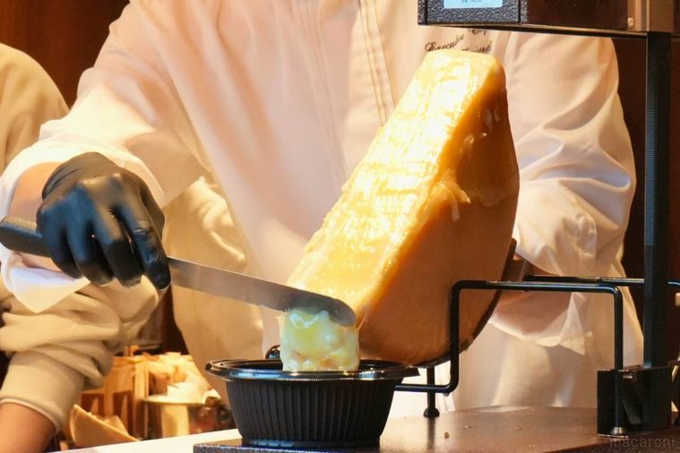 ラクレットチーズを溶かしてサーブする様子