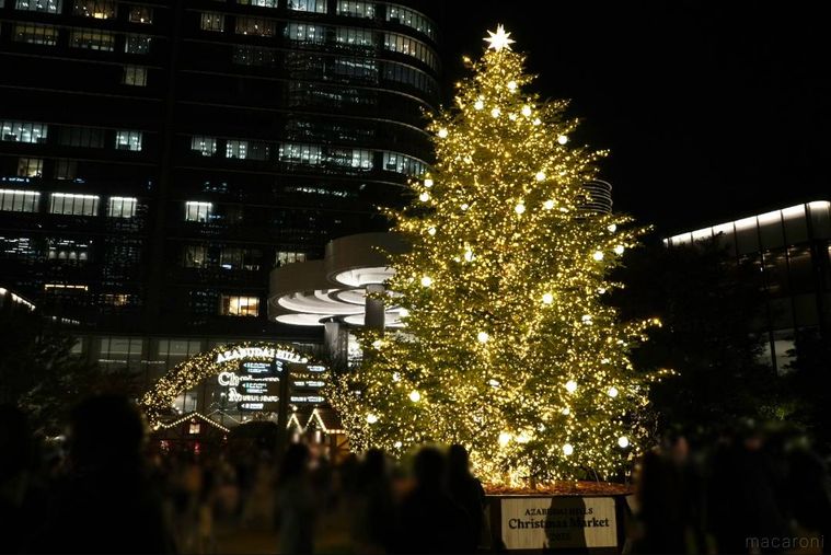 麻布台ヒルズとクリスマスツリーとマーケット