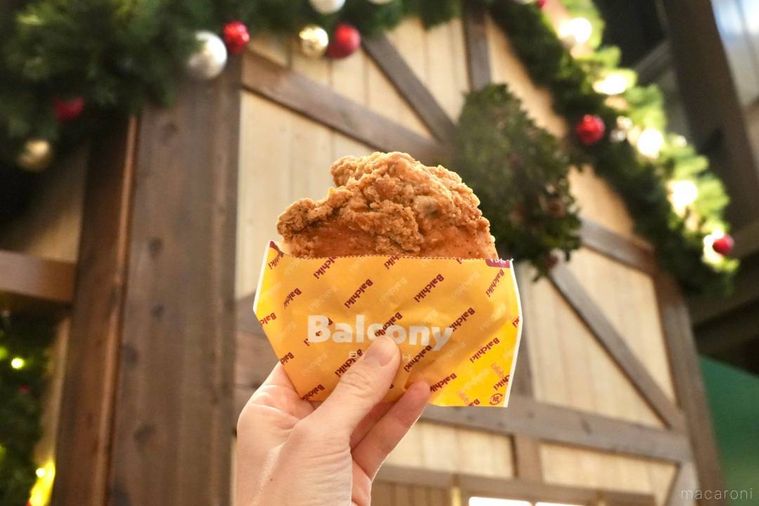 クリスマスマーケットの出店とフライドチキン