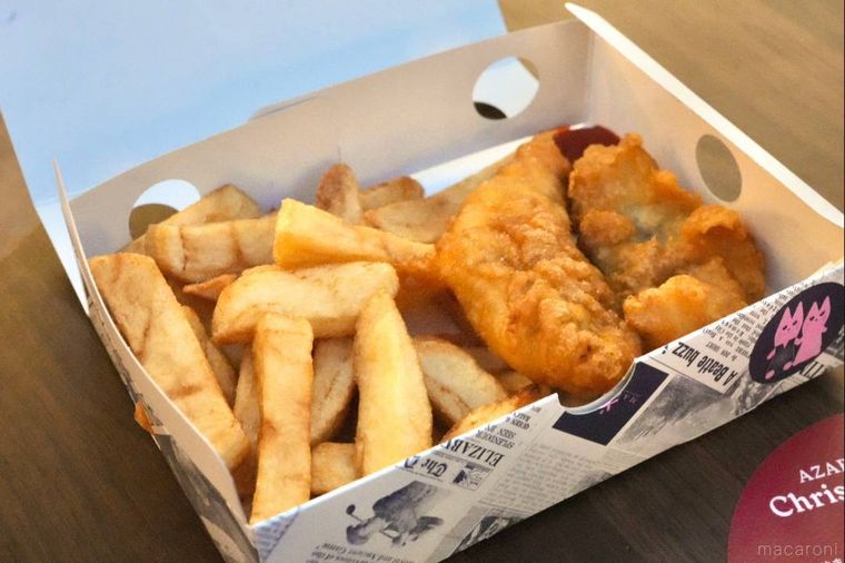 英字新聞風の箱に入ったフィッシュアンドチップス