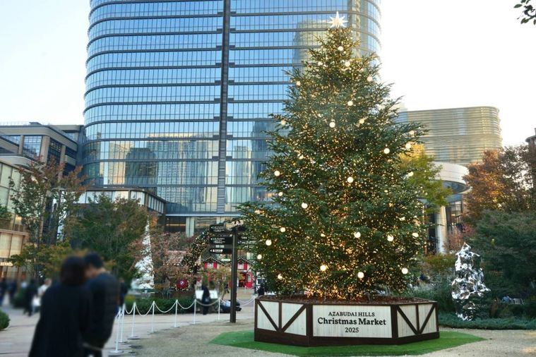 麻布台ヒルズと大きなクリスマスツリー