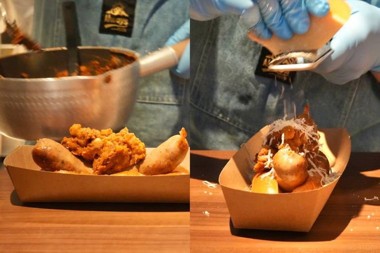 ホットドッグにトマトソースと削りチーズをかける様子