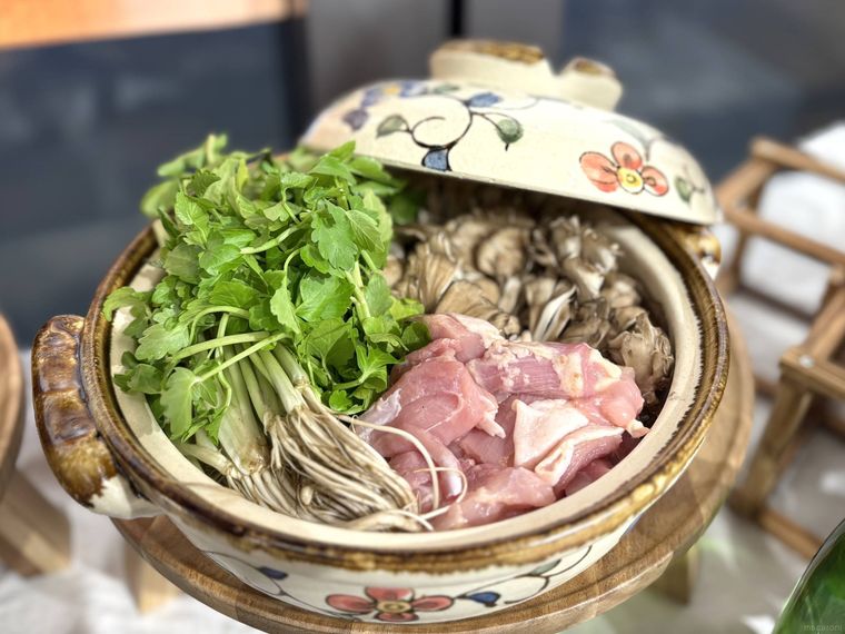 土鍋に盛られたせり鍋