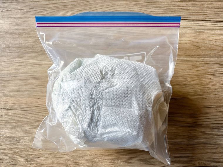 キッチンペーパーで包んで保存袋に入れたレタス