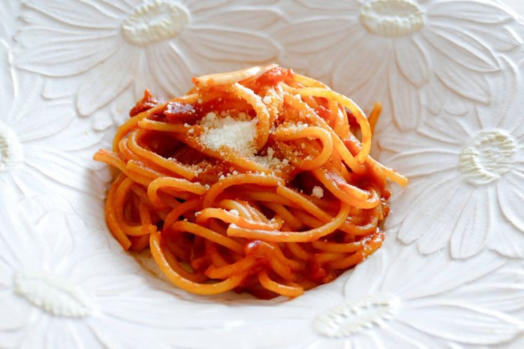 粉チーズがかかっているトマトスパゲティ