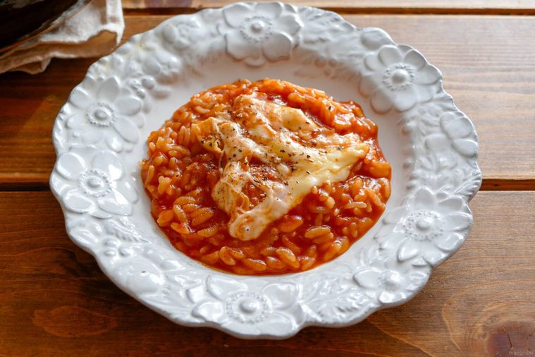 とろけるチーズがかかっているトマトリゾット