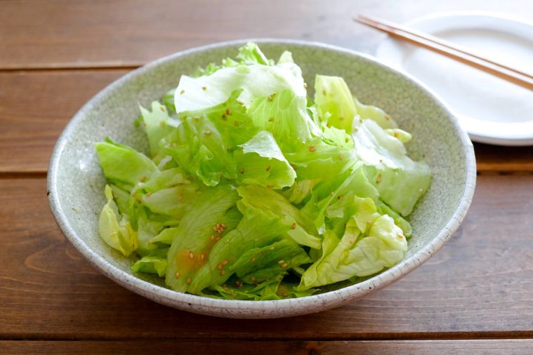 レタスのごま油サラダをふんわり盛り付けた大皿