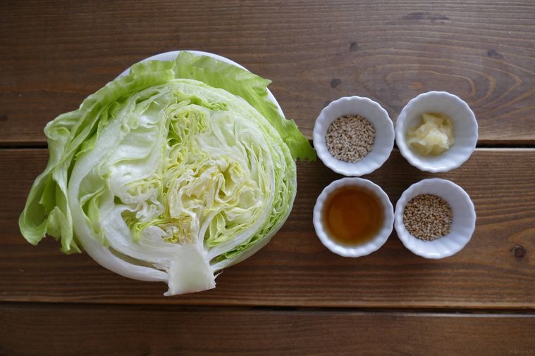 レタスサラダの材料が並ぶ木製テーブル