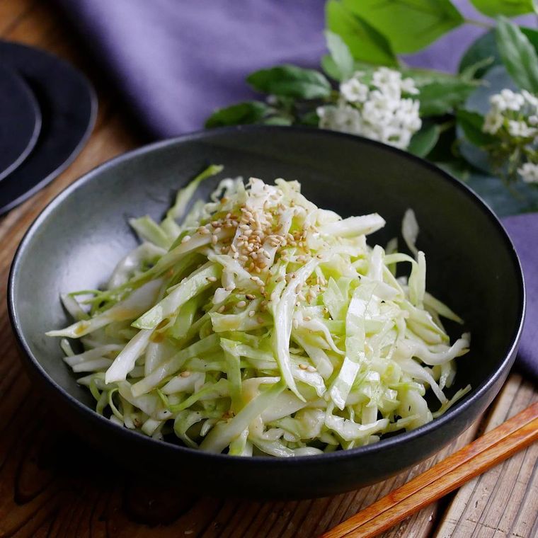 黒い器に盛り付けた千切りキャベツのごま油和え