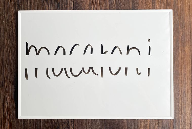 ホワイトボードに書いた文字を消した写真