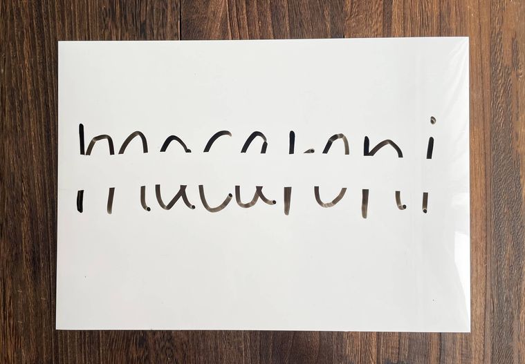 ホワイトボードに書いた文字を消した写真