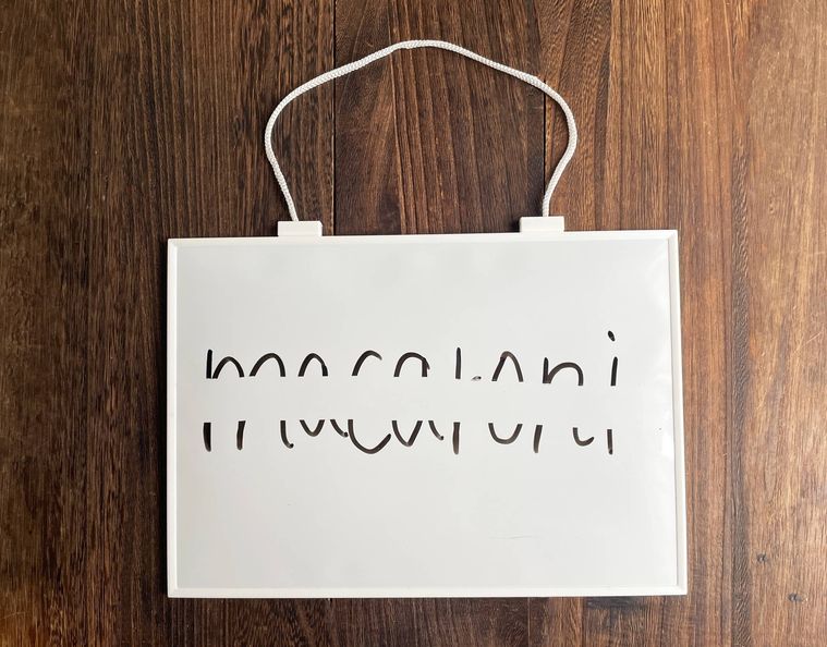 ホワイトボードの文字を消した写真