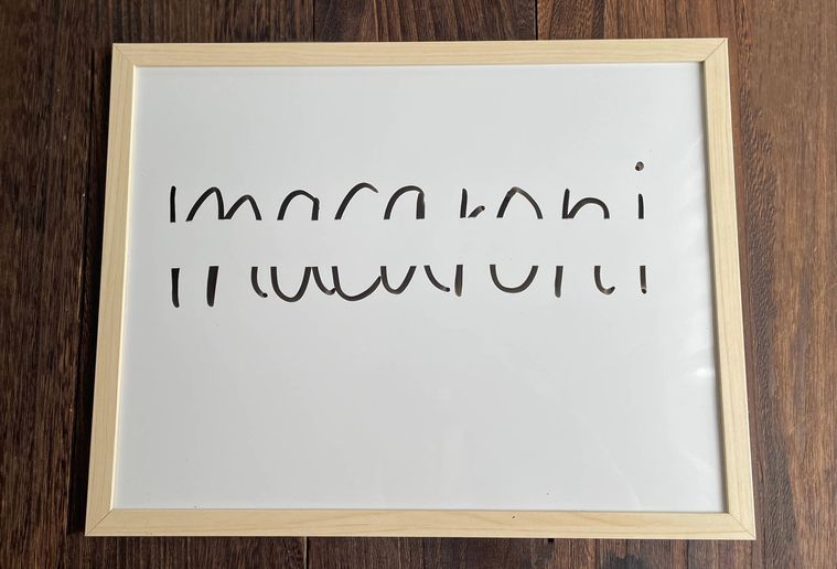 ホワイトボードの文字を消した写真