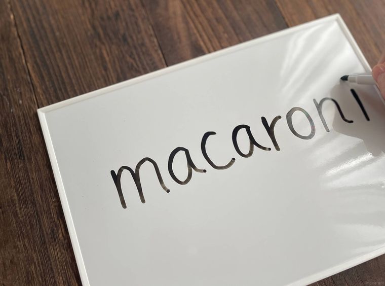 ホワイトボードに文字を書いているところ