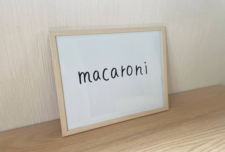 壁に立て掛けた木製フレームのホワイトボード