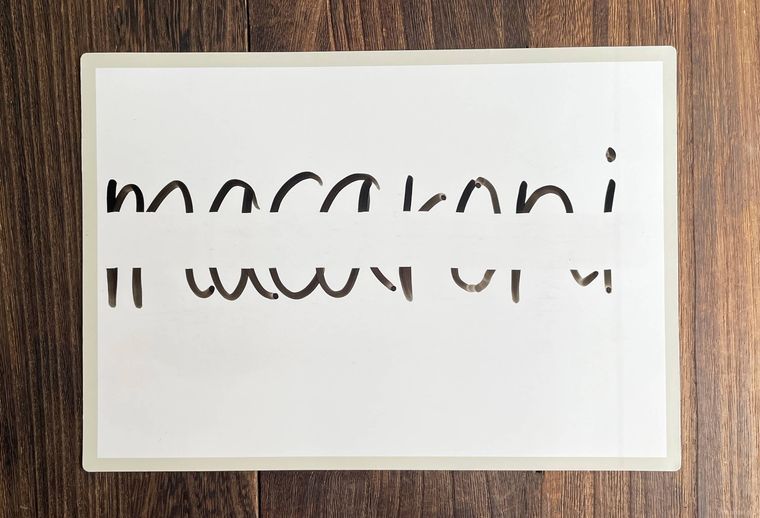 ホワイトボードの文字を消した写真