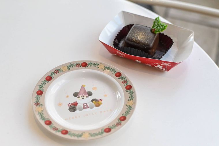 スーベニアプレートとケーキ