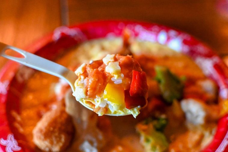 オムライスをスプーンですくっているところ