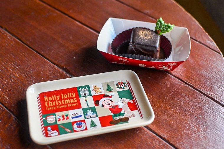 プレートとチョコレートケーキ