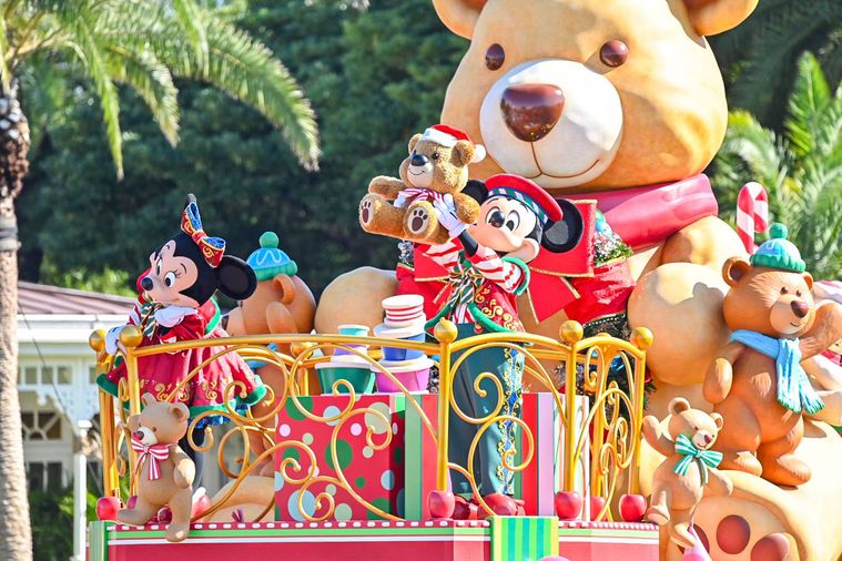 ミッキーマウスとミニーマウスがのったフロート