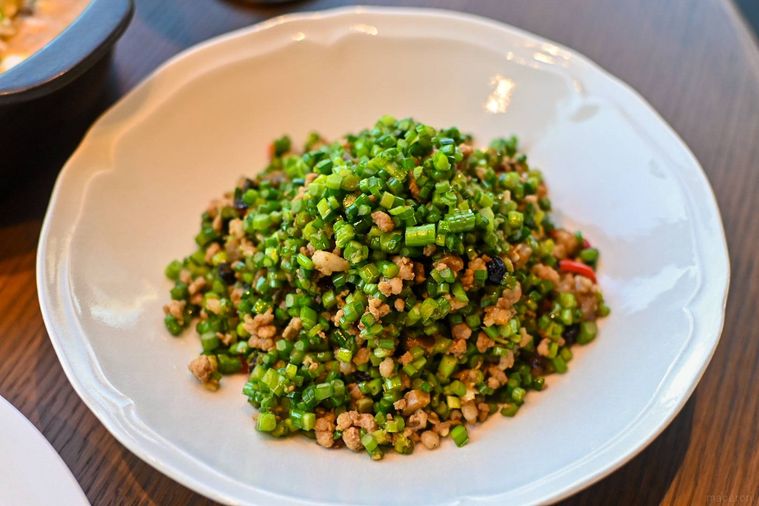 お皿にのった花ニラ炒め