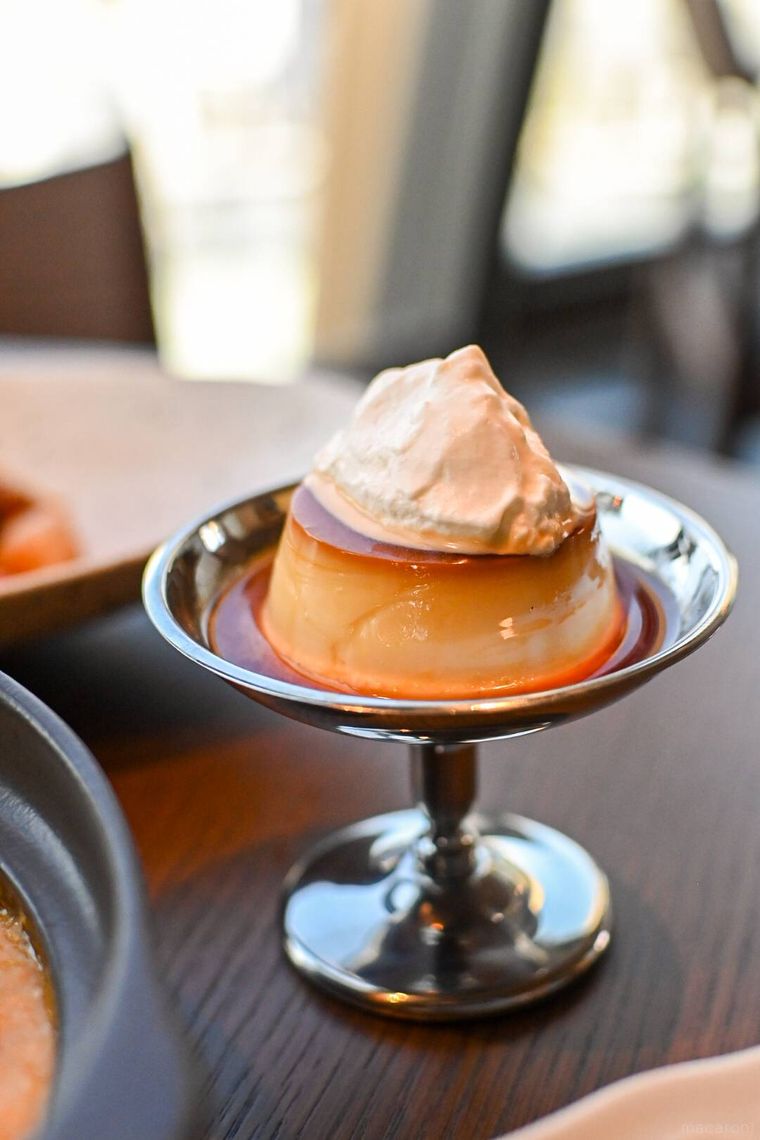 銀食器にのったプリン