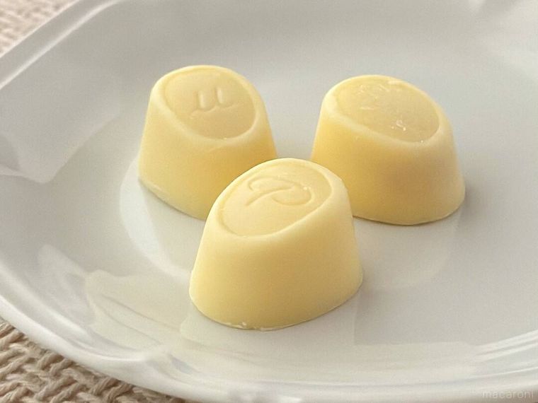 プレミアムルックミルキー味パウチが皿に盛り付けられている様子