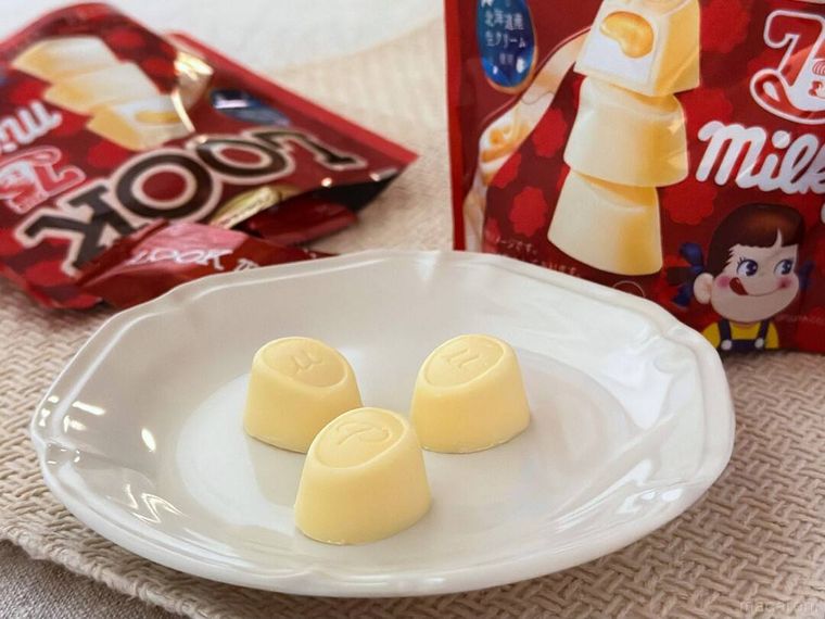 プレミアムルックミルキー味パウチとパッケージが並んでいる様子