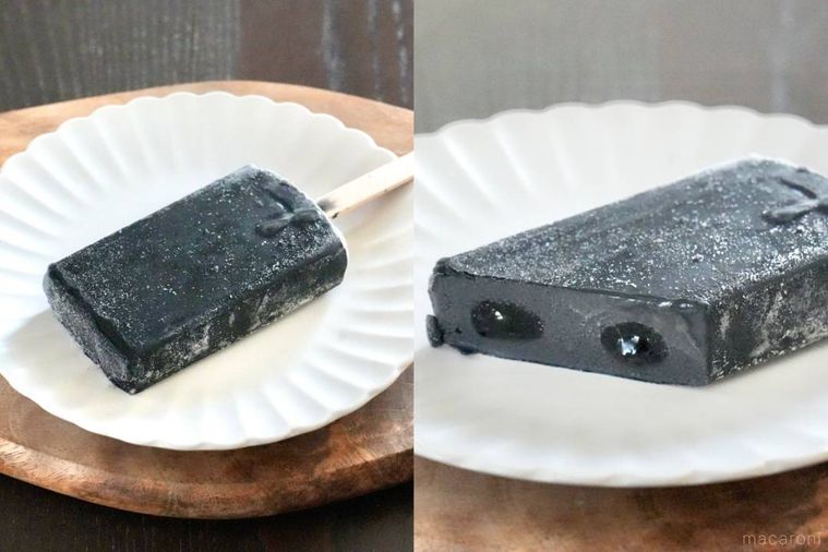 木のカッティングボードと白い皿にのった黒いプリンアイスと断面の様子