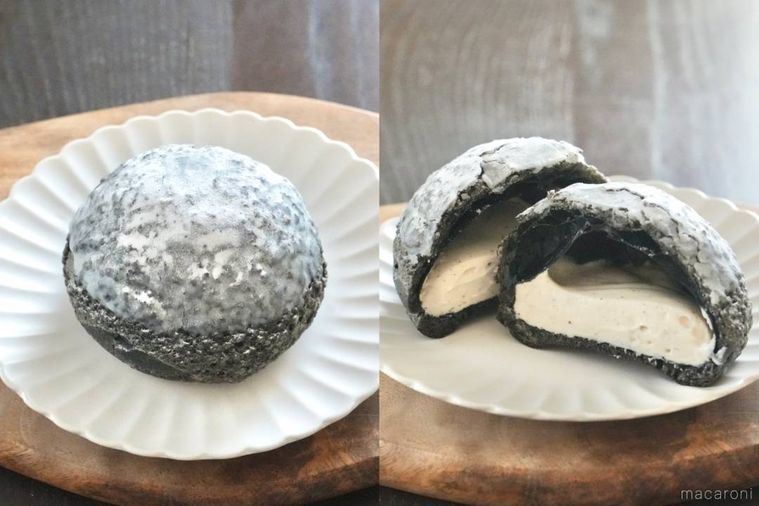 木のカッティングボードと白い皿にのった黒いクッキークリームシューの断面の様子