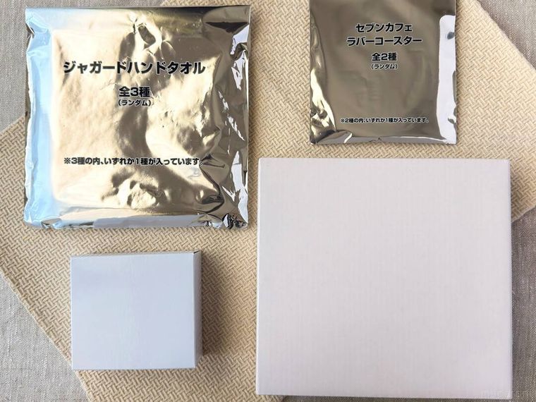 梱包されたセブンイレブンの2026年福袋が置かれている様子