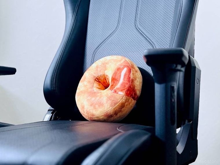 ケンタッキーのビスケット型お昼寝枕をパソコンチェアに置いた様子