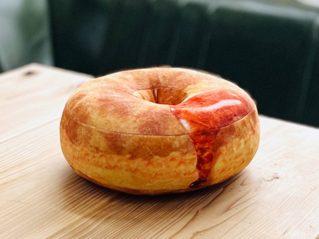 2026年ケンタ福袋の限定アイテム「ビスケット型お昼寝枕」をひと足先に