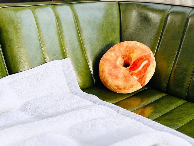 ケンタッキーのビスケット型お昼寝枕と水色のブランケット