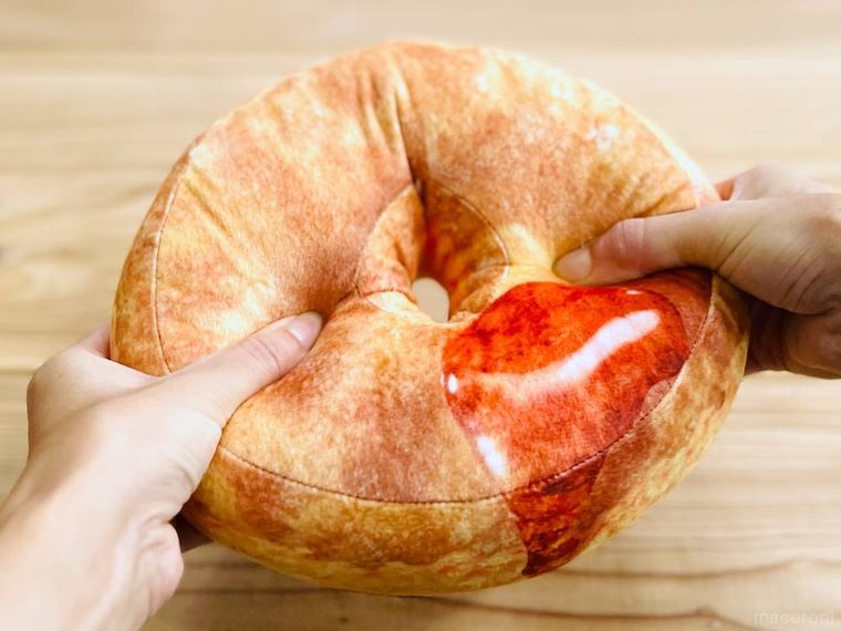 ケンタッキーのビスケット型お昼寝枕を手で押している様子