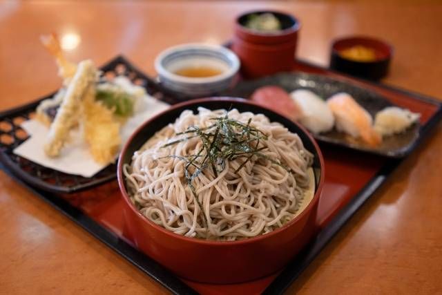 そば、天ぷら、鮨の定食