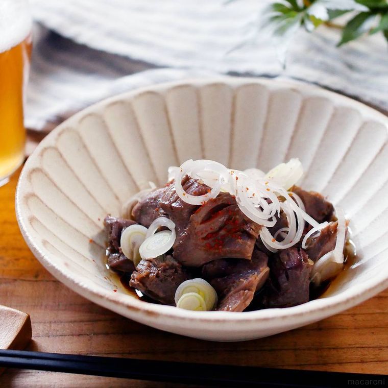 白い皿に盛り付けた砂肝ポン酢