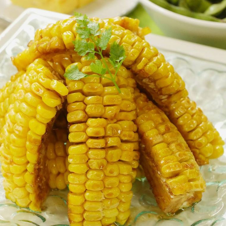 皿に盛り付けたとうもろこしのバターしょうゆ唐揚げ