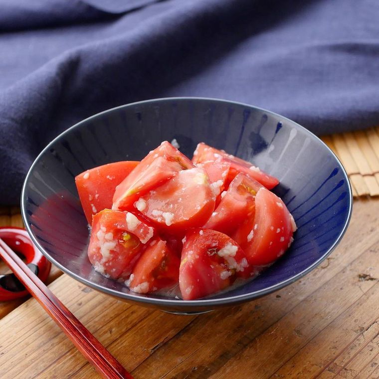紺色の皿に盛り付けたトマトの塩麹漬け