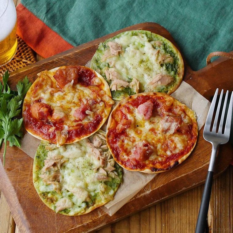 木製のカッティングボードにのったおつまみピザ